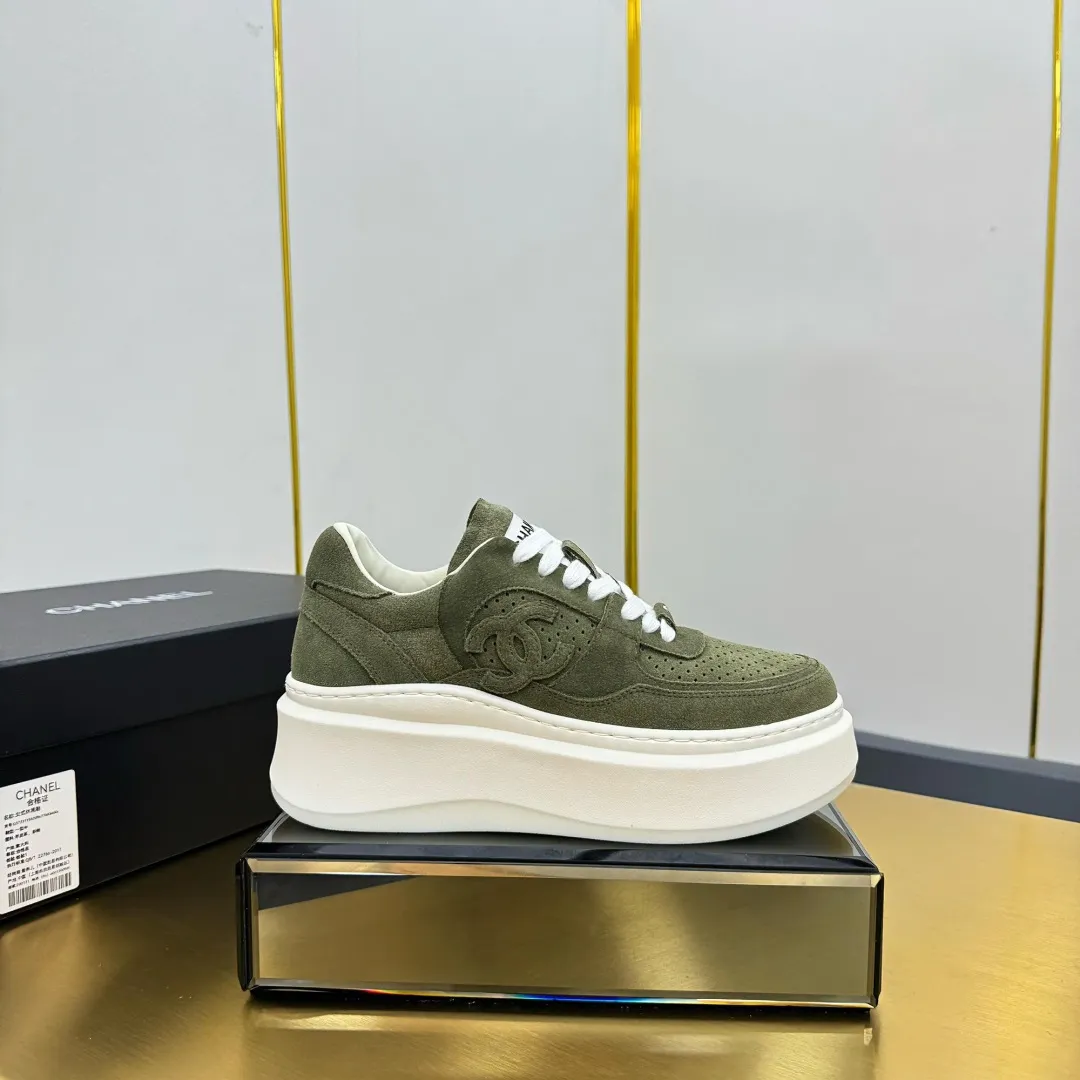 👟👟Ex-factory price 600👟👟 Upgraded version, upgraded version, upgraded version! No rebuttal accepted! ! ! ! Chanel Chanel panda shoes! 2025 counter's top casual sports shoes. This classic design; the upper is electro-embroidered with a variety of techniques; the outsole is fashionable and sporty; the unusual inclusion of a variety of color matching elements... The diversified mix and match is very good-looking and versatile, and can be used for leisure, fashion, sports, and outdoor... ꫛꫀꪝ Go➫ Materials: ❶Upper made of: original imported first-layer silk cowhide + original waterproof cloth + original first-layer cowhide ❷Inner lining: Original Yangli+Net ❸Outsole based on: Original TPU combination outsole Counter boutique packaging complete set for women 35–41 👉 👉